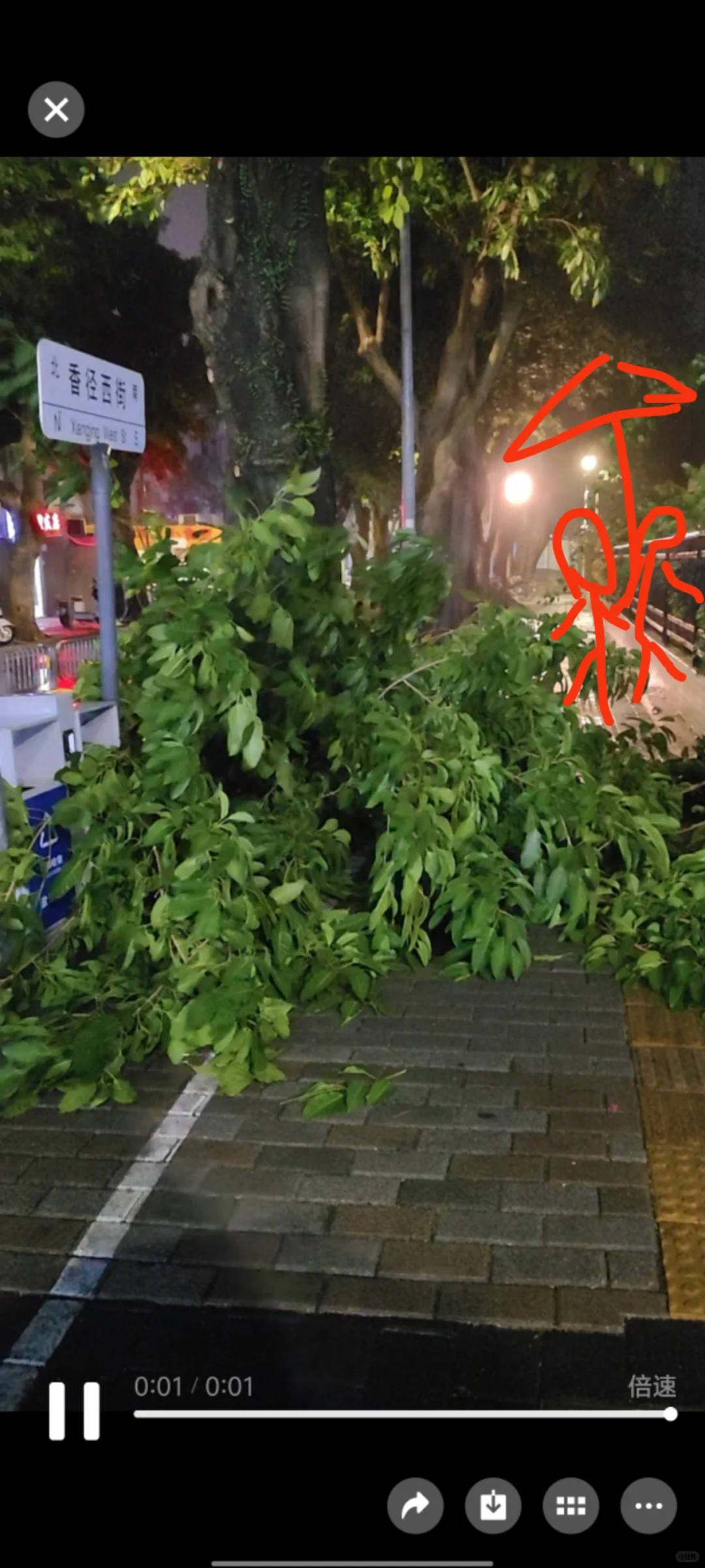 下雨差点在医院门口被砸死