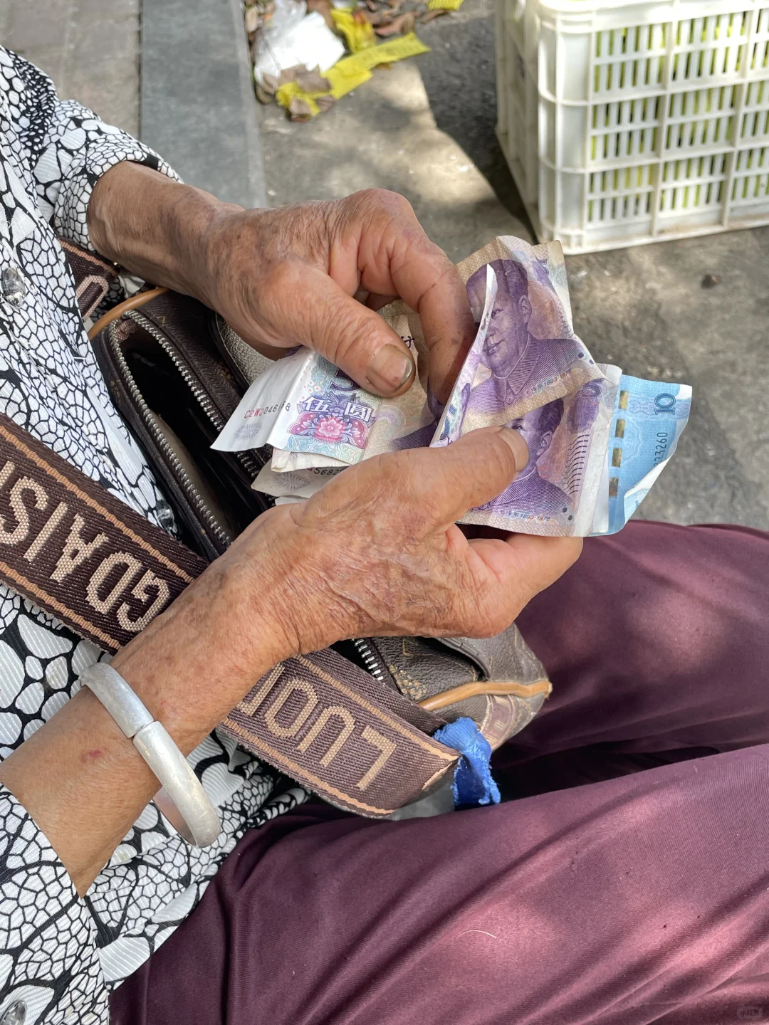 跟着奶奶卖自种鲜菜咯～