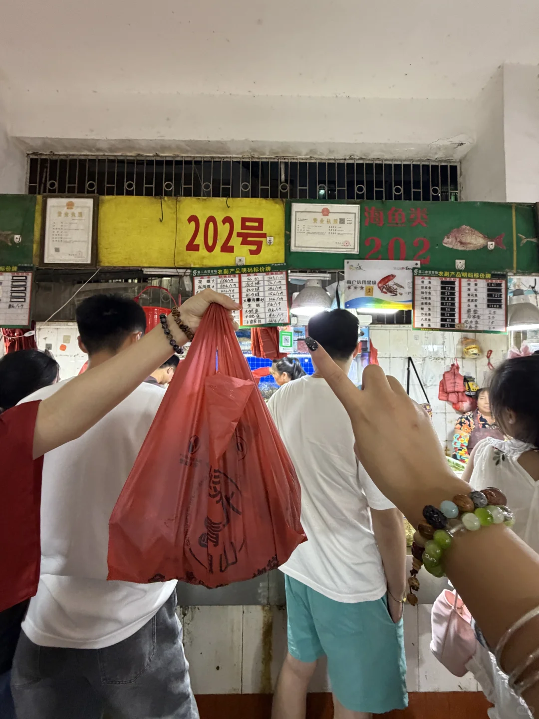 ?来三亚海鲜市场吃海鲜大餐噜～