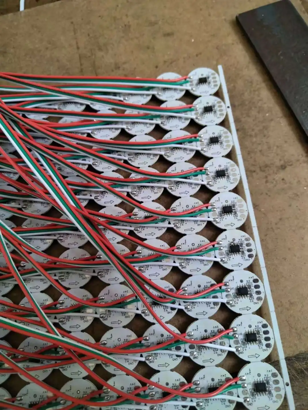 手工产品，贴片焊接。带辅助设备手工产品