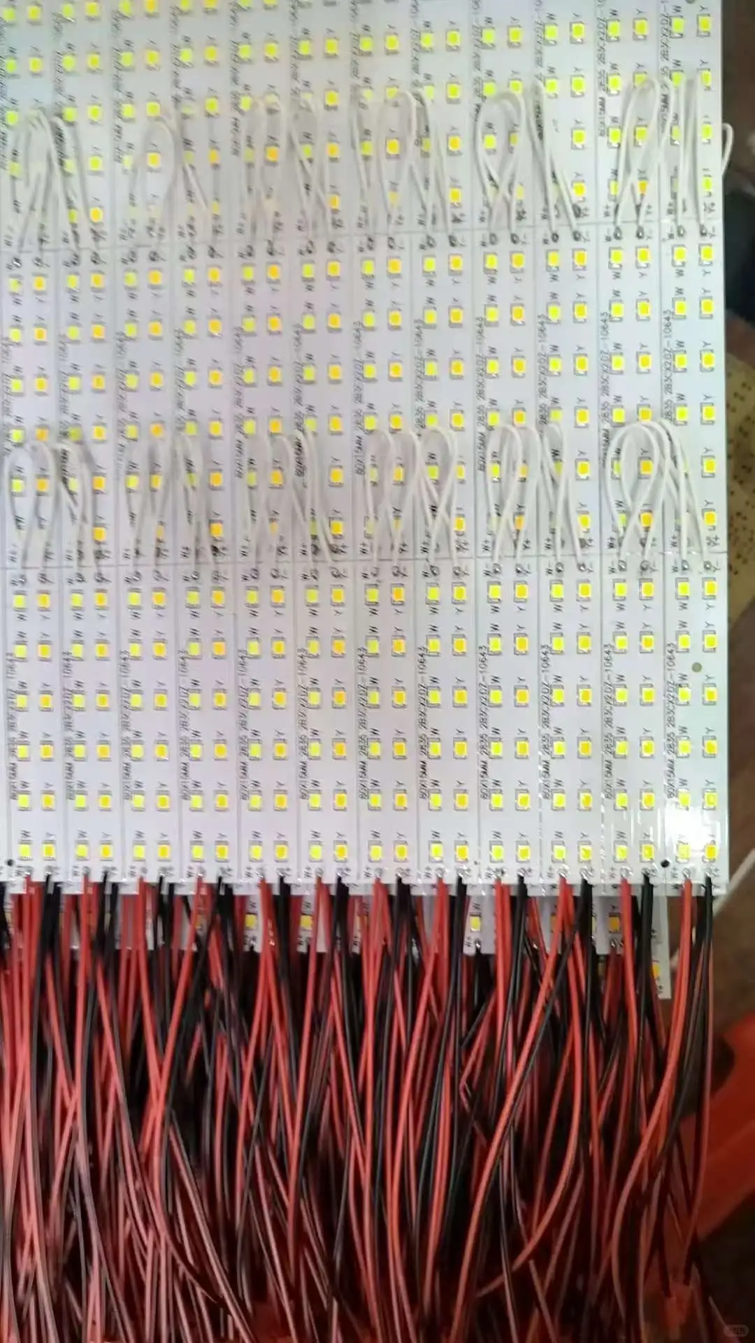 手工产品，贴片焊接。带辅助设备手工产品