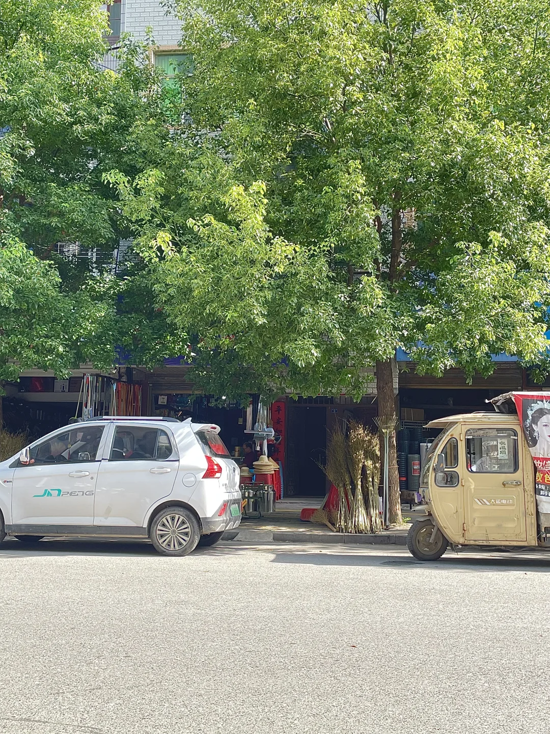 跟着奶奶卖自种鲜菜咯～