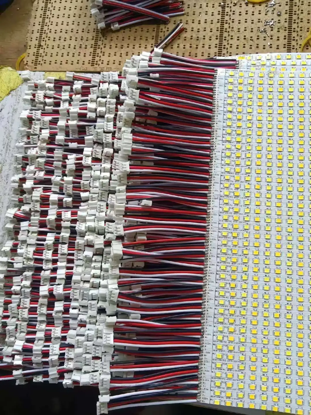 手工产品，贴片焊接。带辅助设备手工产品