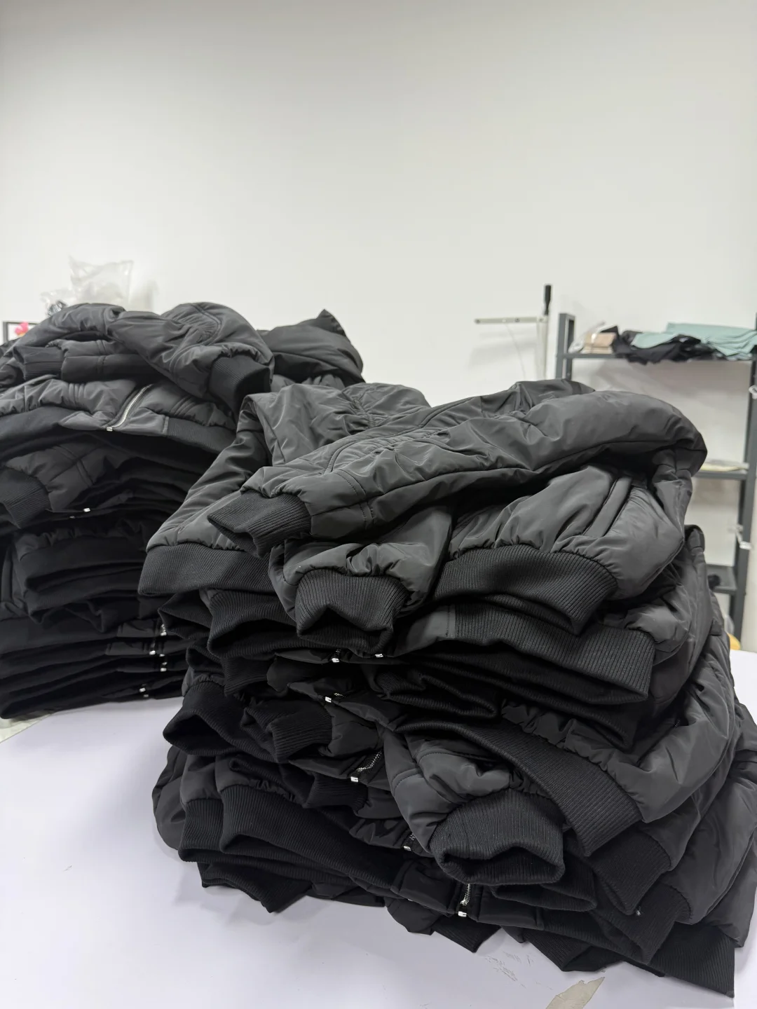 车间里刚从生产线下来的棉服