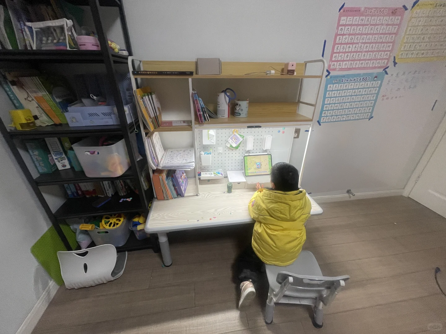 夸爆自己！小班书桌布置