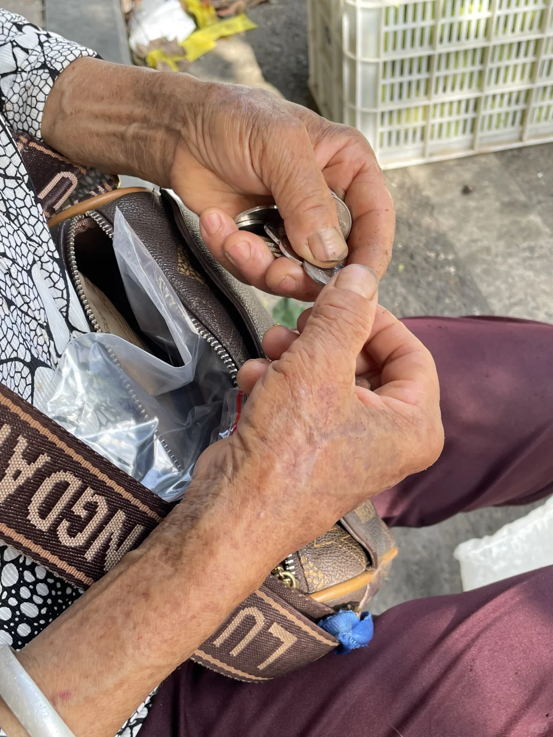 跟着奶奶卖自种鲜菜咯～