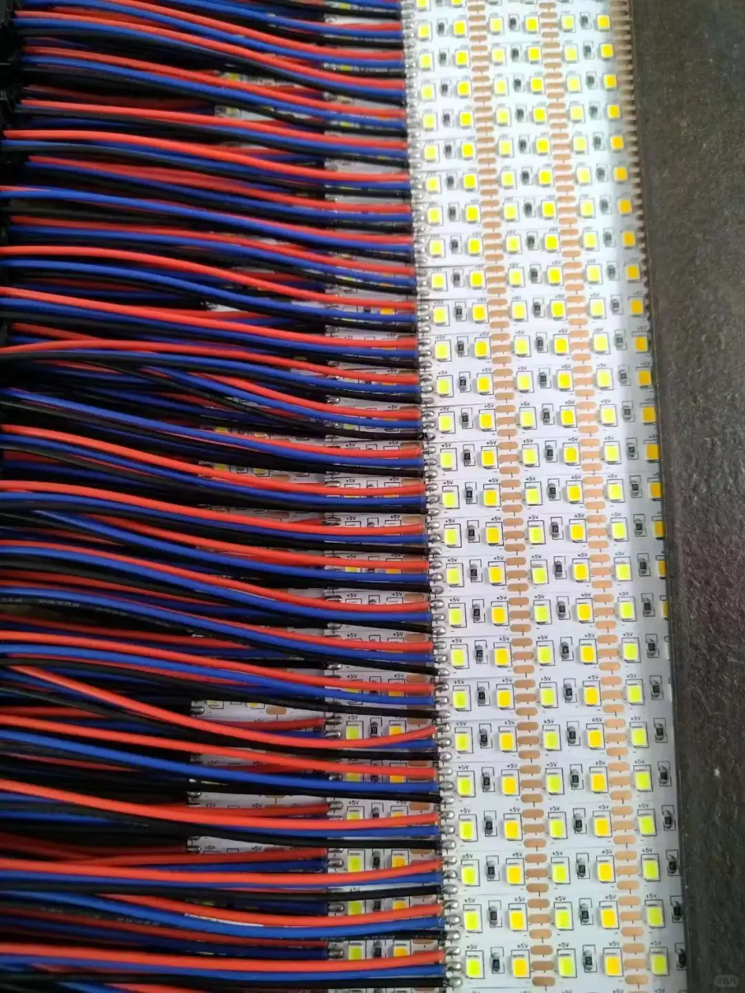 手工产品，贴片焊接。带辅助设备手工产品