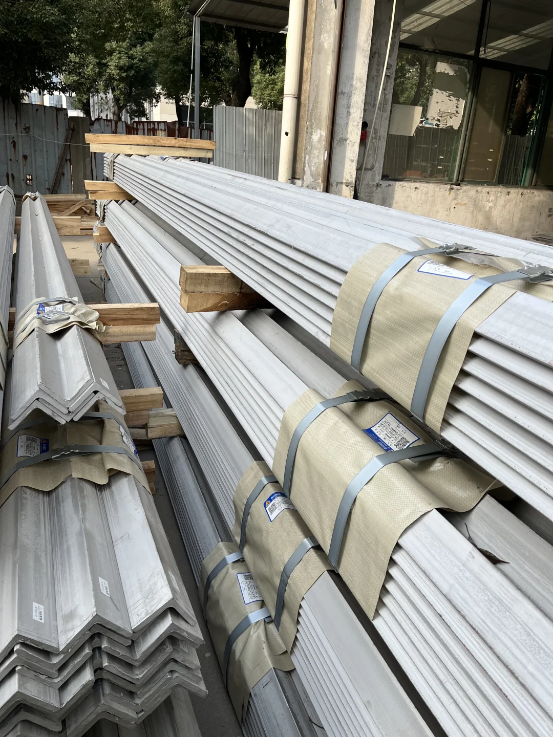 00后毕业女大钢材生卖钢第433天?