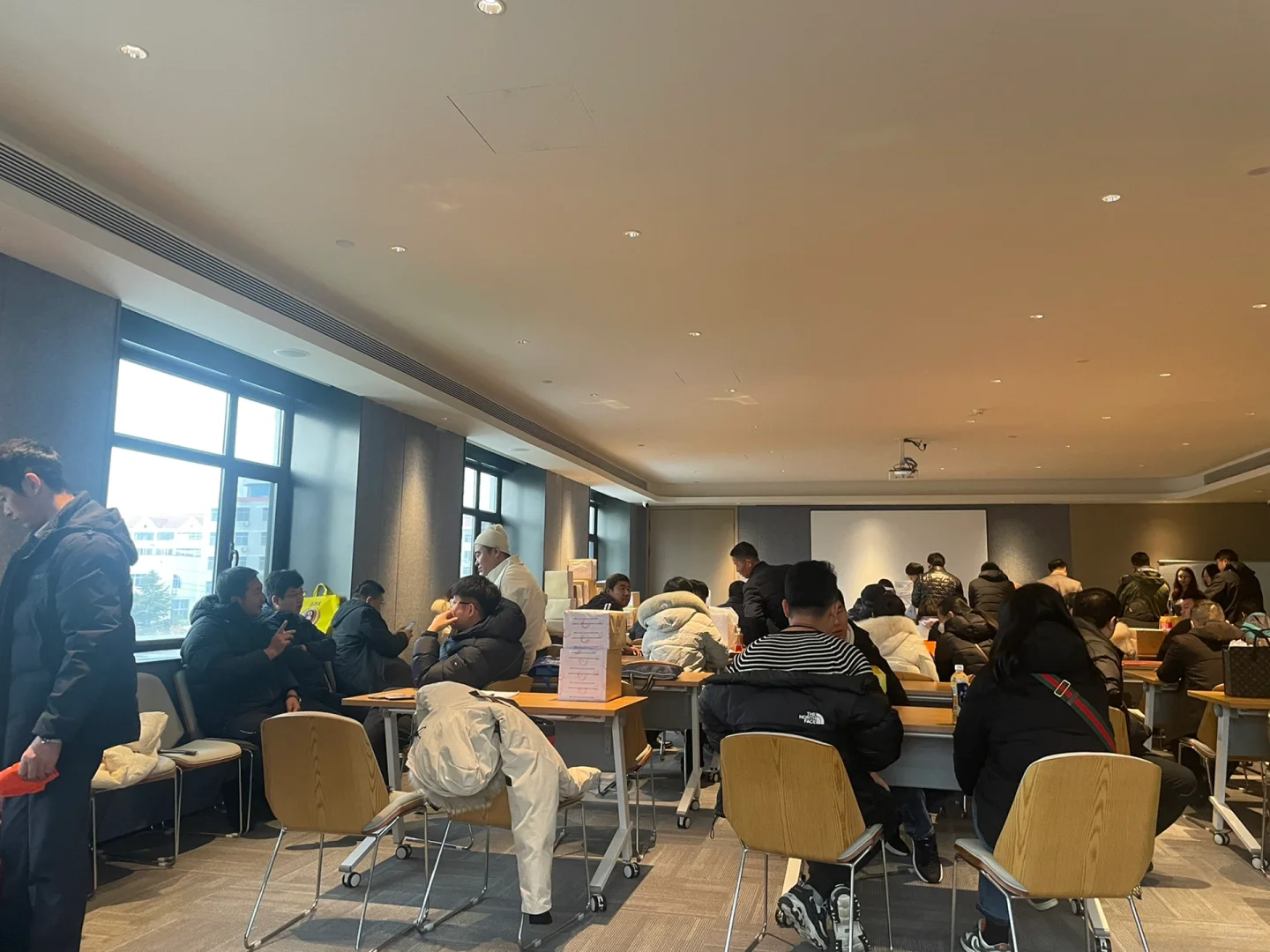 经历了一场历时15个小时的招标会