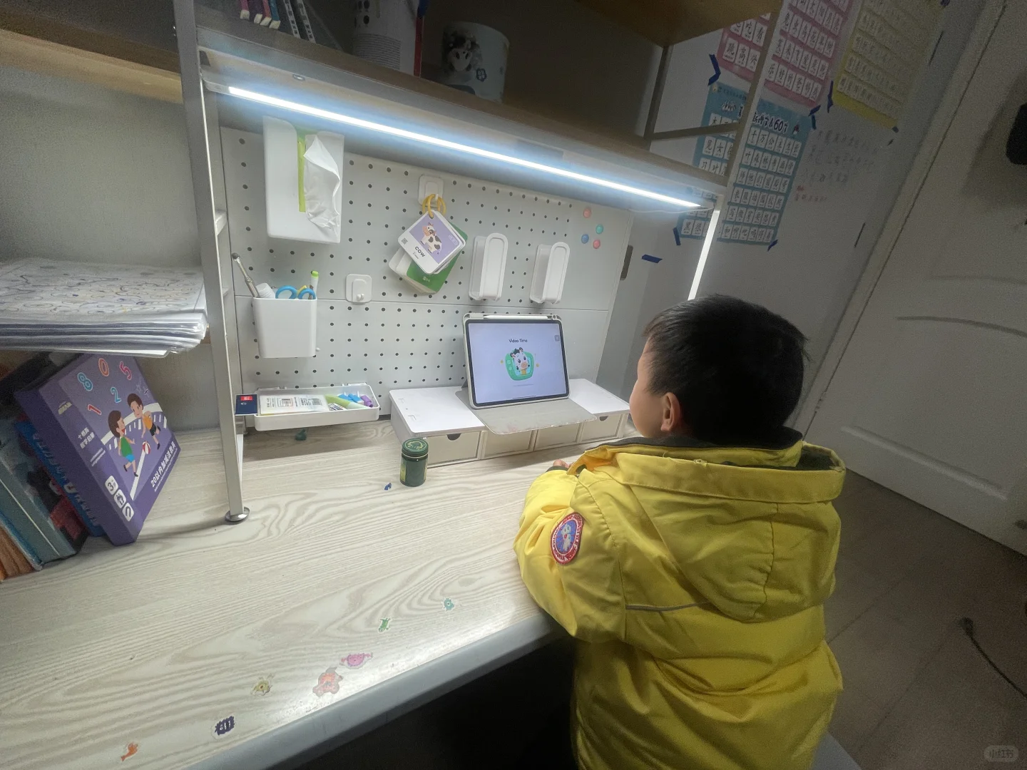 夸爆自己！小班书桌布置