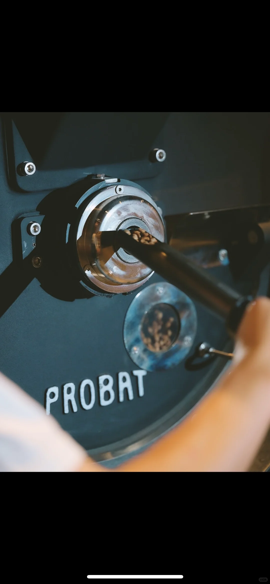 那有那么多岁月静好，有人为你负重前行