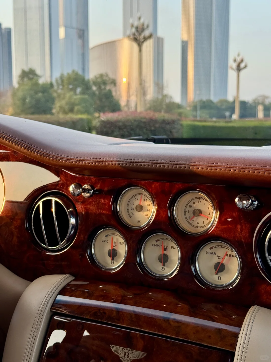 豪华，不需要一整块iPad贴在中控上