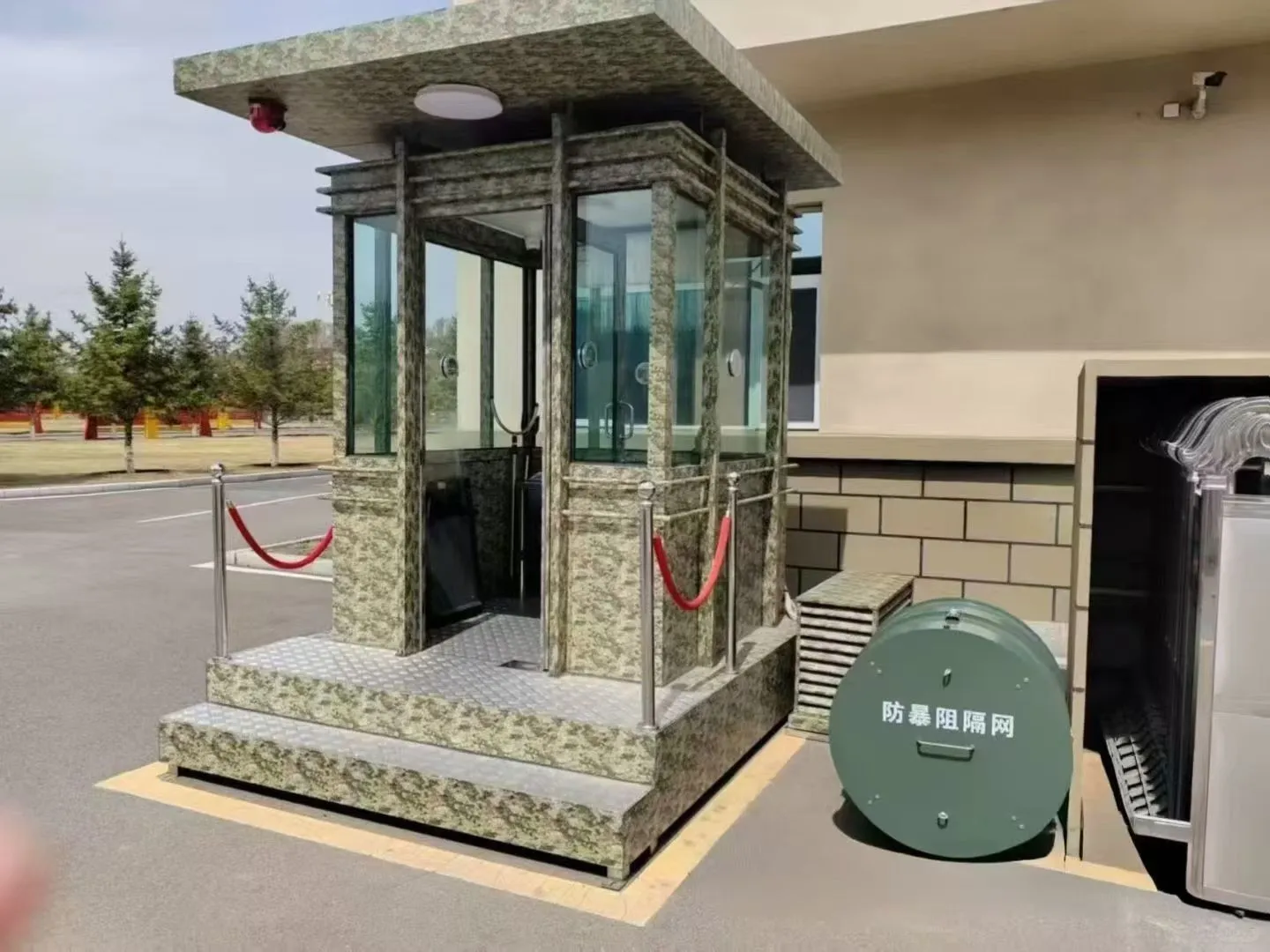 这哪是值班亭？这是园区门面天花板