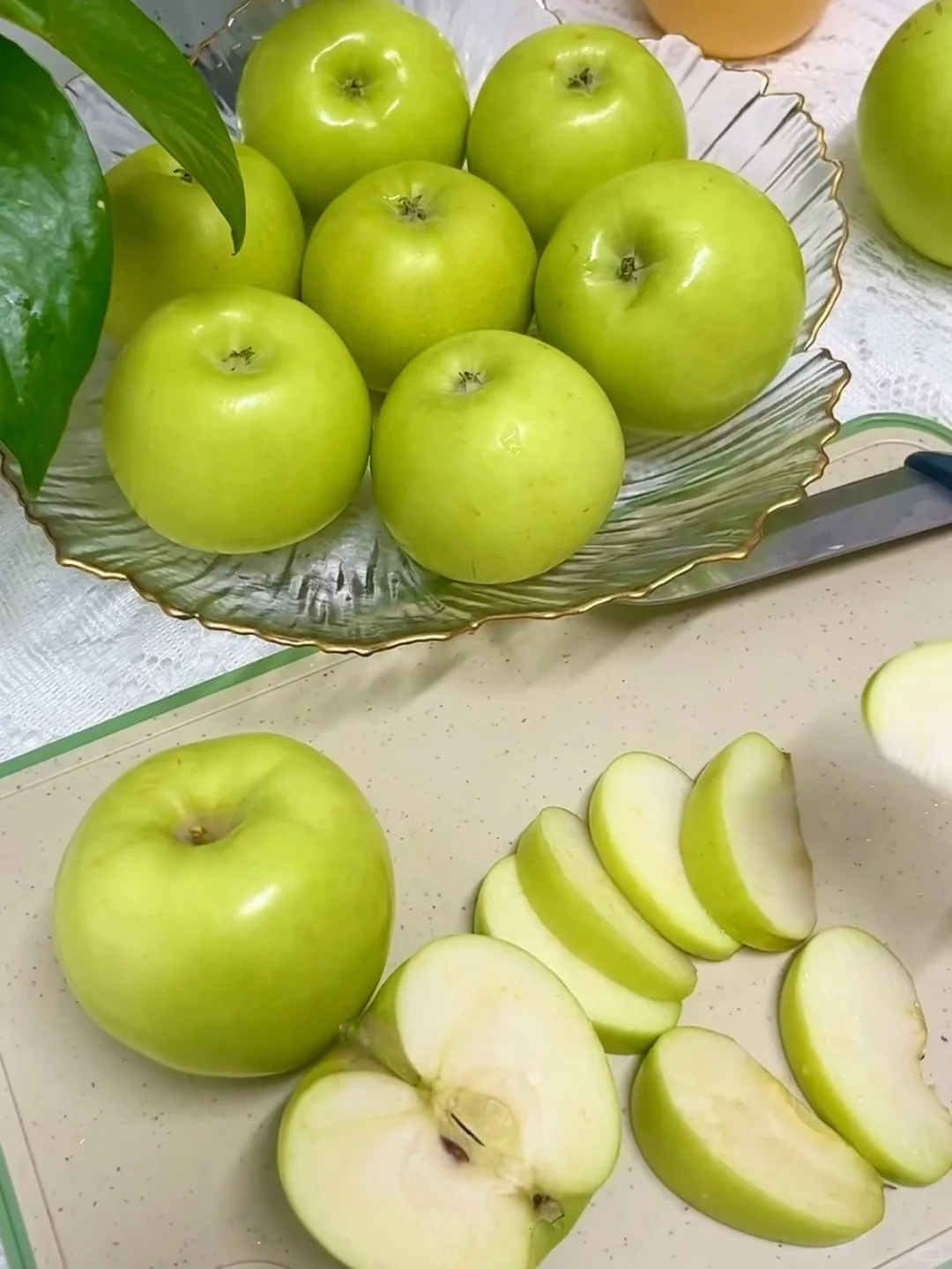 爆汁警告，这颗青苹果，水多到离谱
