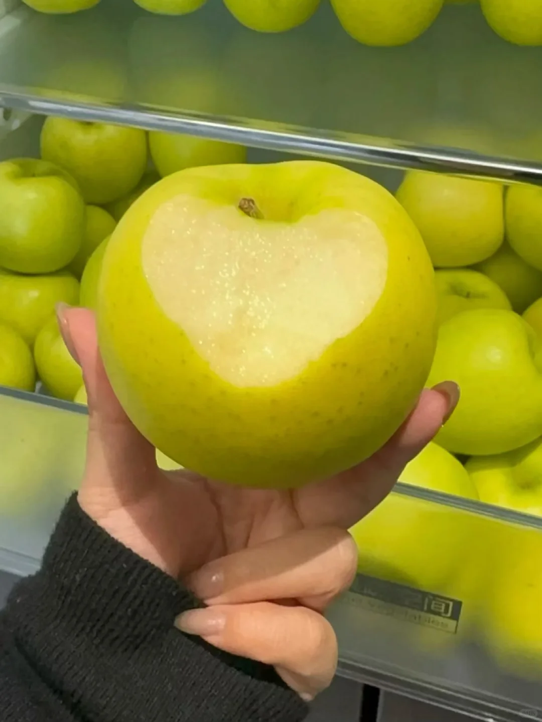 爆汁警告，这颗青苹果，水多到离谱