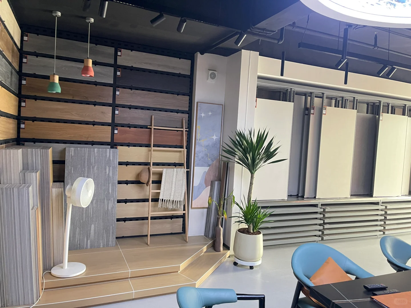 瓷砖展厅 库房批发 全屋定制