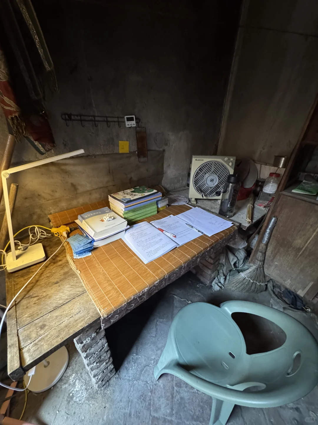 终于收拾出来一块学习的地方了