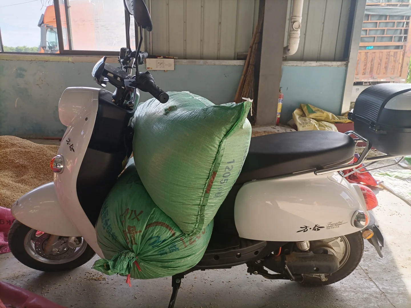 今日工作，帮脱贫户卖谷子，完成带动率