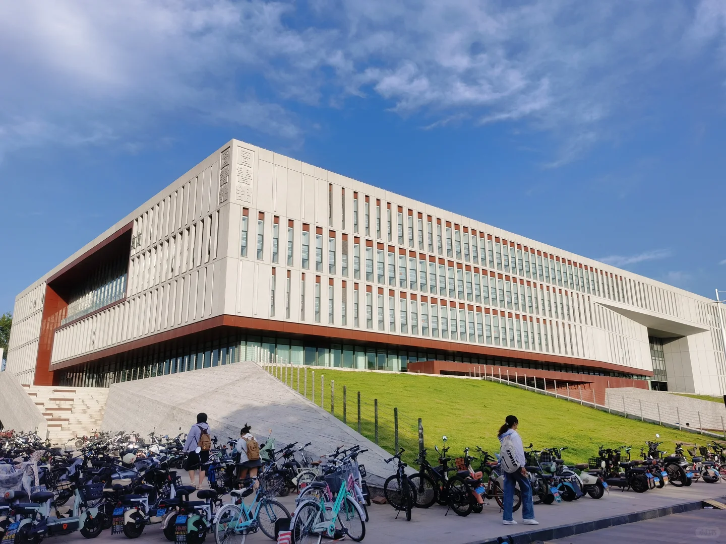 让我看看是谁家大学盖这么好的图书馆？