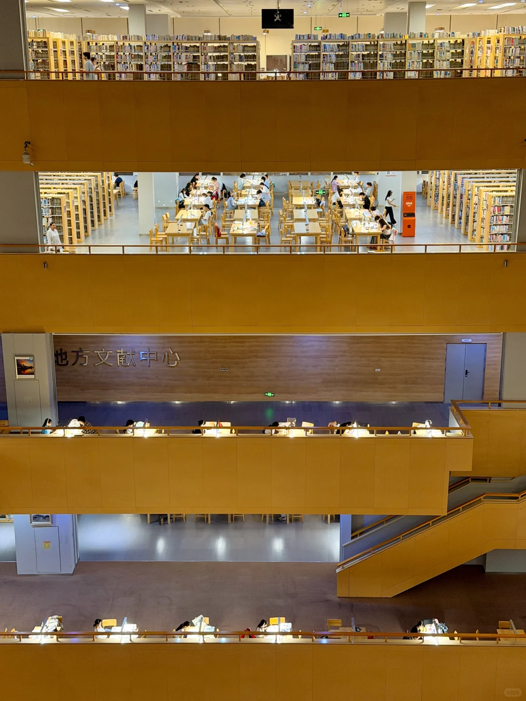 成都大学的图书馆。。。学习氛围真的好好啊?