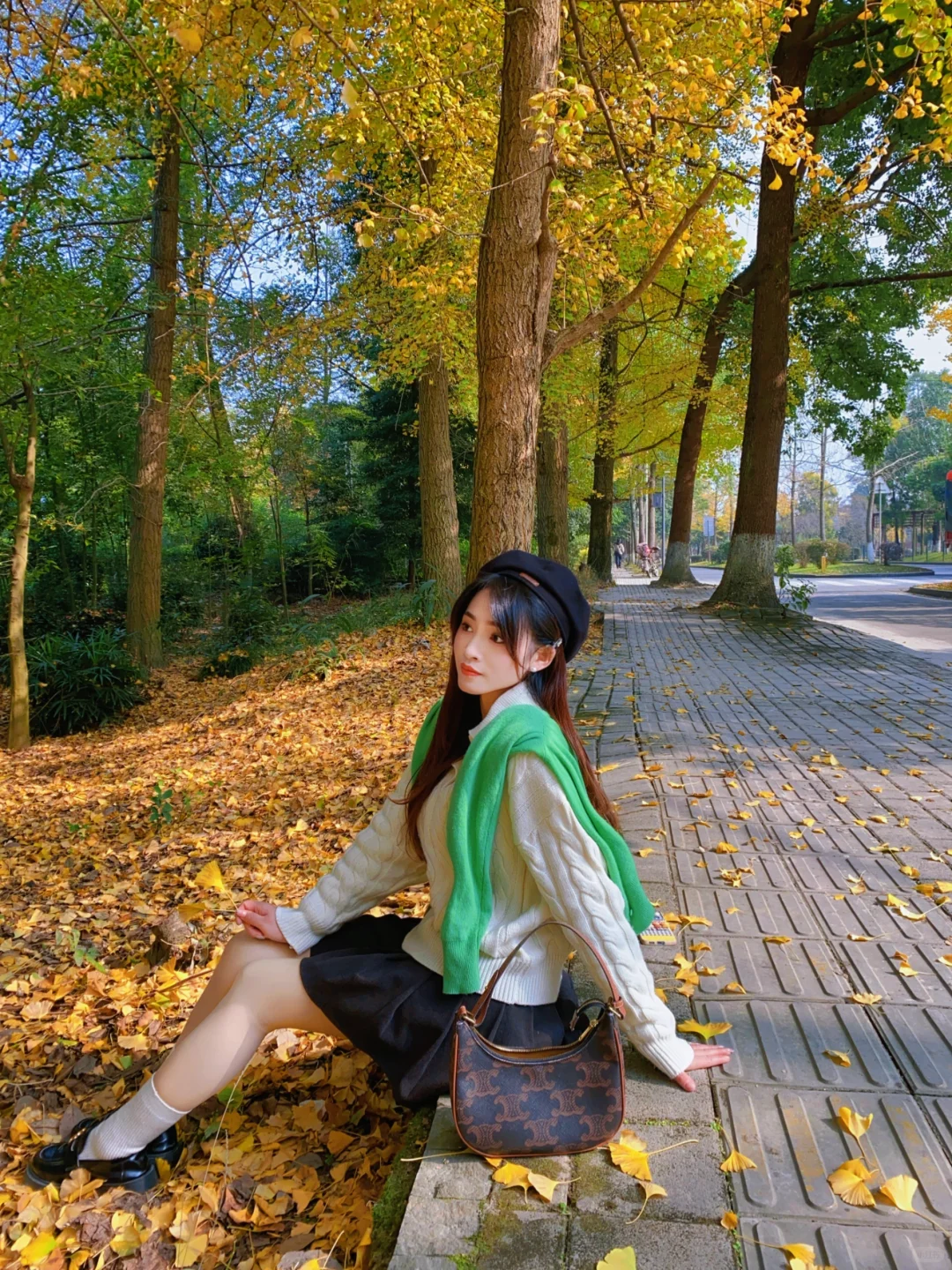 要陪我一起踩落叶吗?