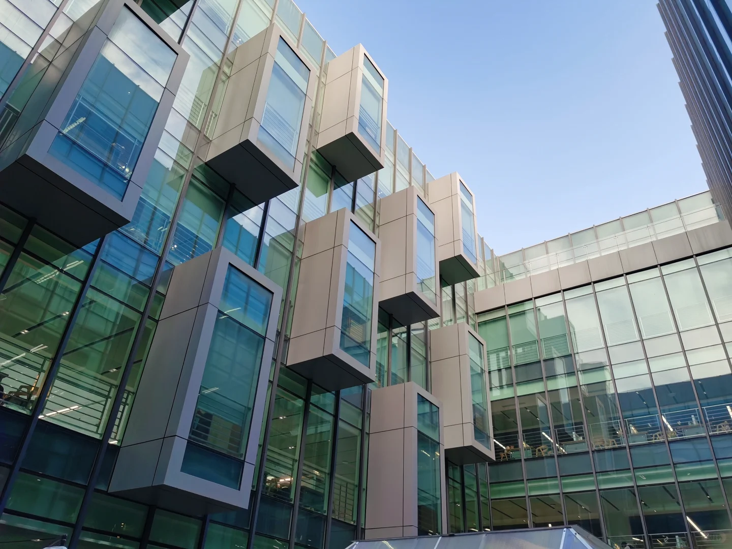 让我看看是谁家大学盖这么好的图书馆？