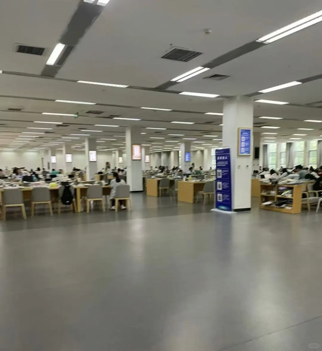 Plog| 师大下午的图书馆，卷得还像春运???