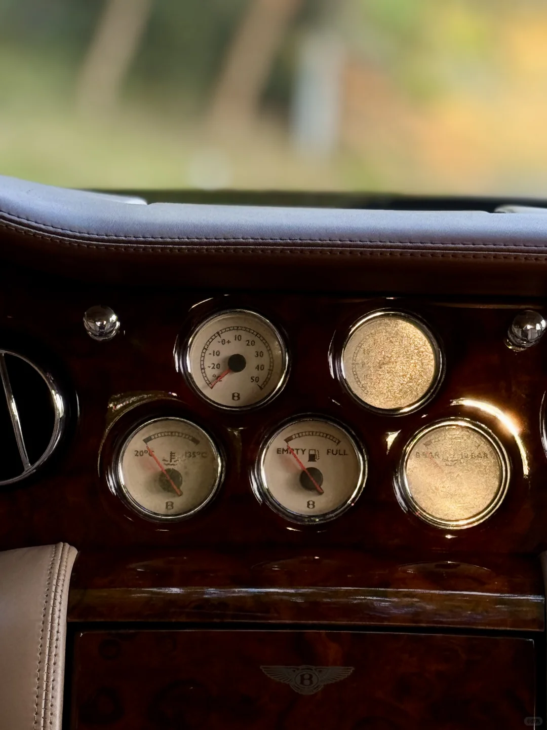 豪华，不需要一整块iPad贴在中控上