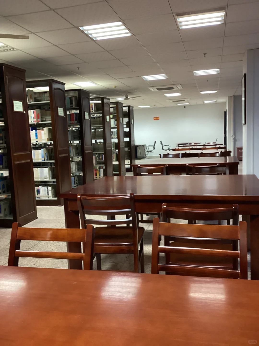 空荡荡的图书馆