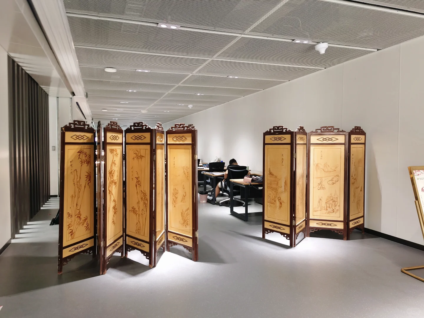 让我看看是谁家大学盖这么好的图书馆？