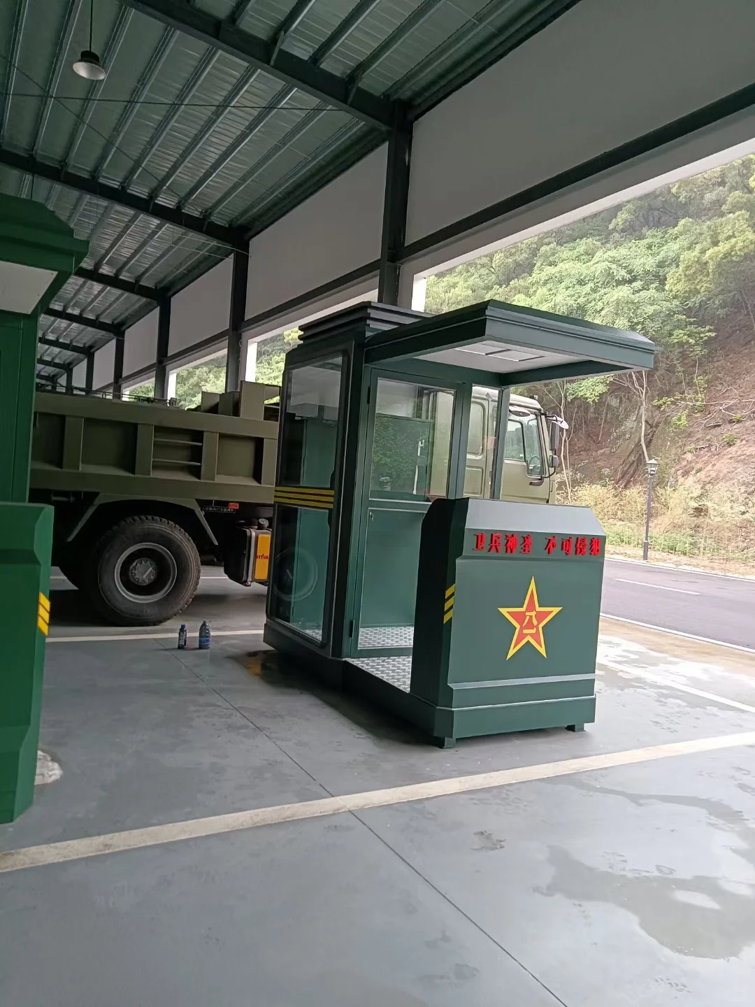 这哪是值班亭？这是园区门面天花板