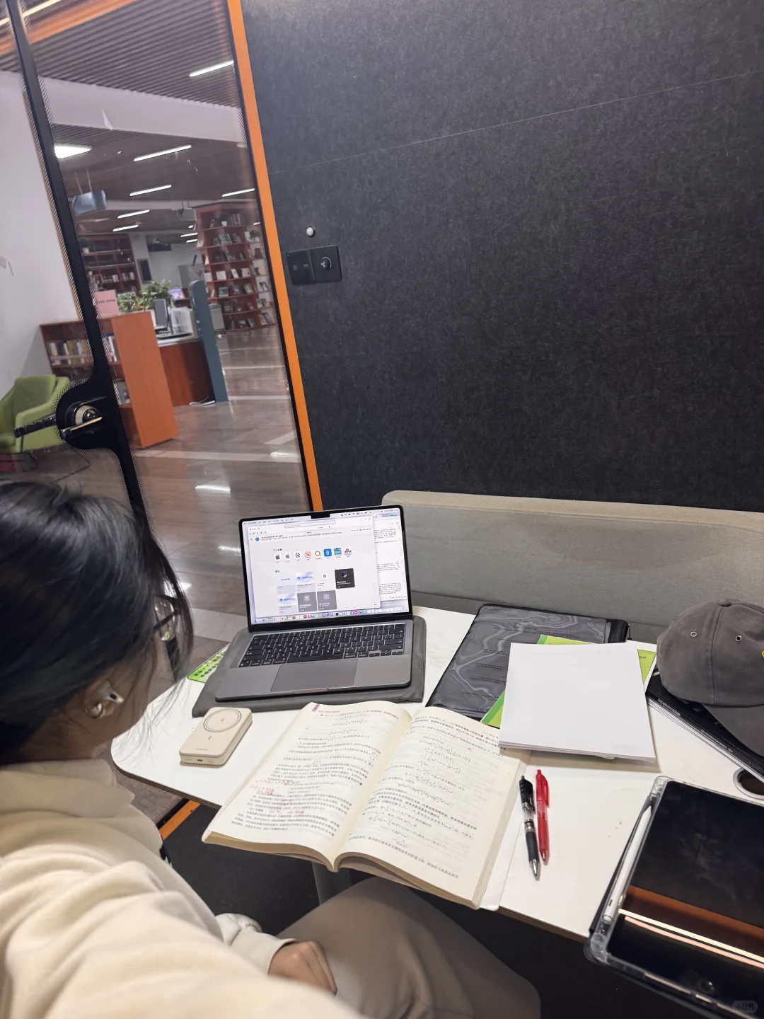 祝贺这位女士这些年第一次抢上图书馆静音仓