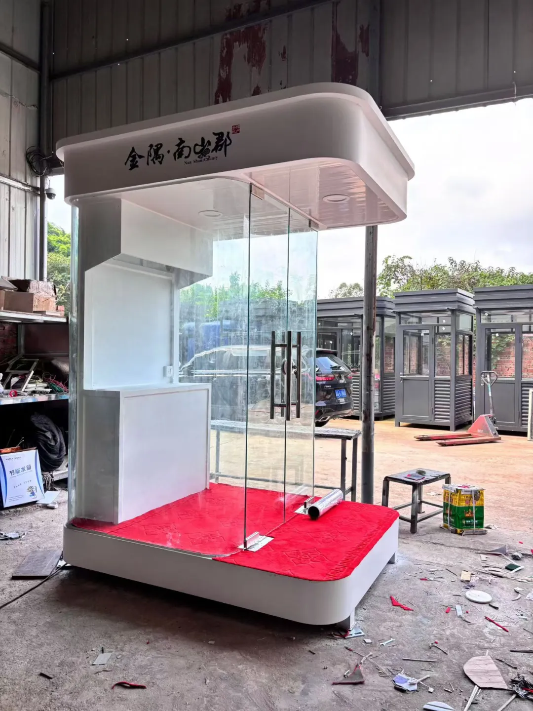 这哪是值班亭？这是园区门面天花板