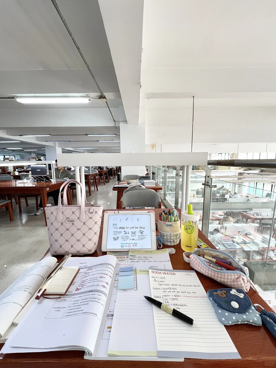 空荡荡的图书馆…