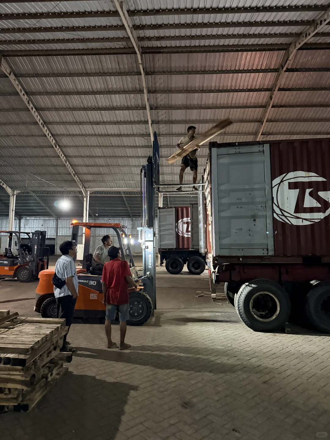 ? 我在印尼有家柚木工厂，想找国内的你！