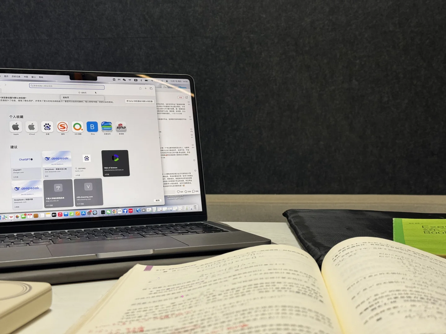 祝贺这位女士这些年第一次抢上图书馆静音仓