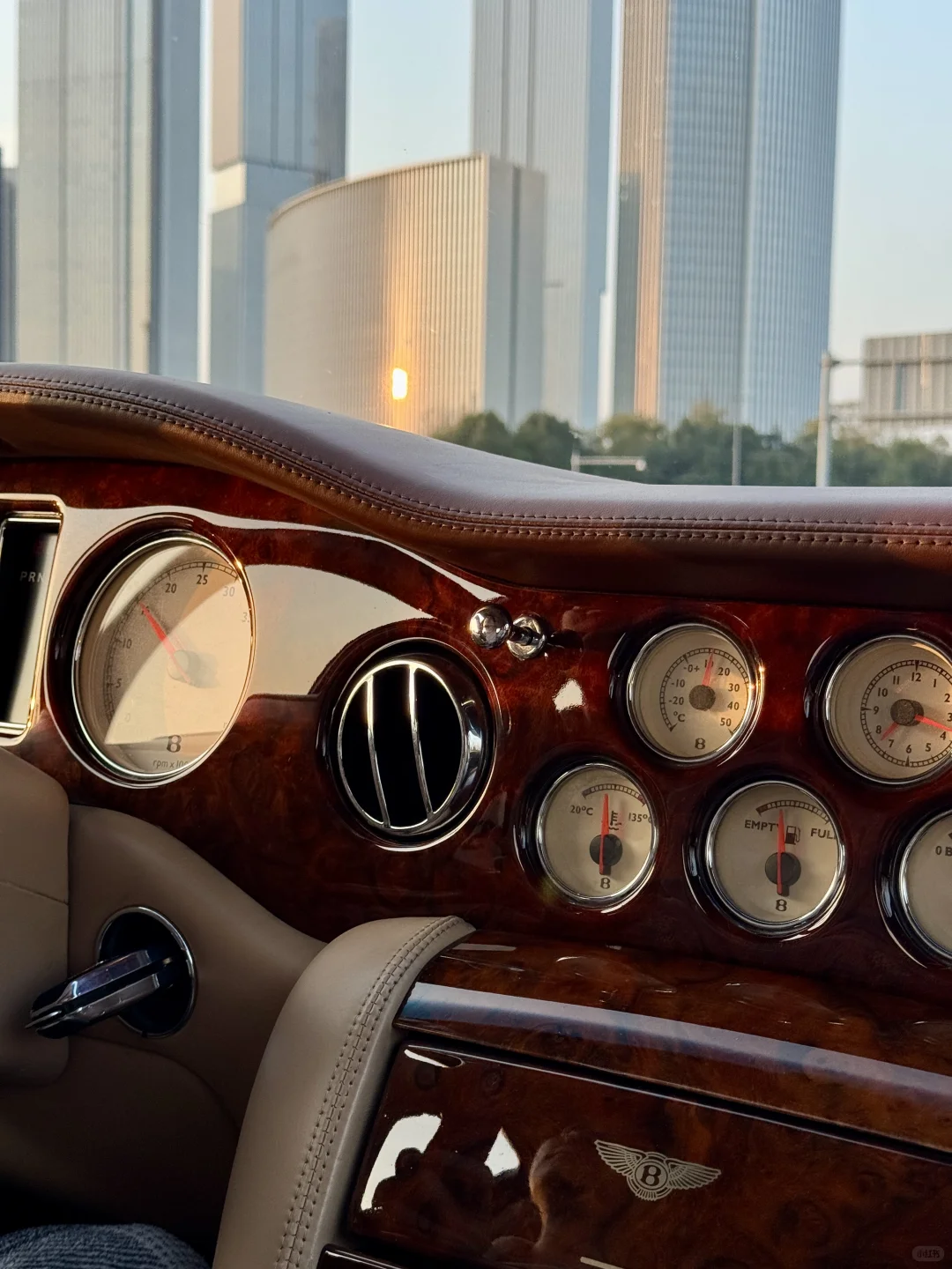 豪华，不需要一整块iPad贴在中控上