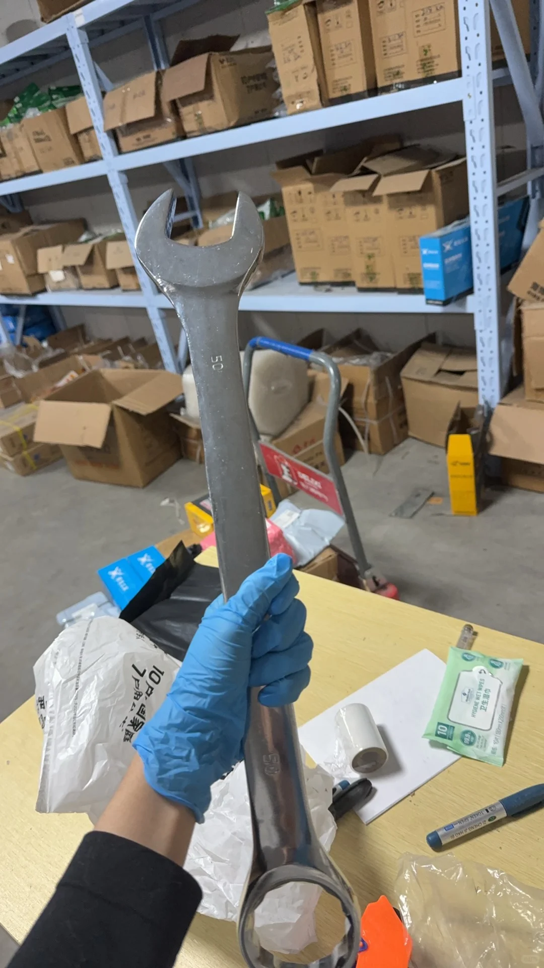 这大扳手 能当防身武器了