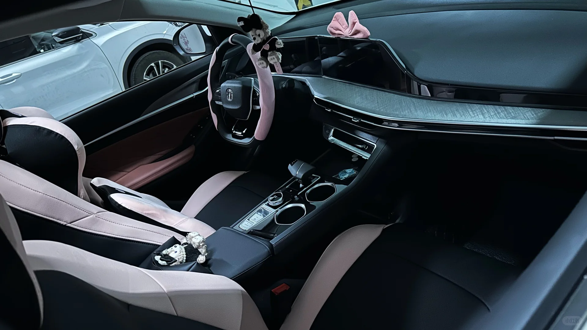 想把仪表台那一条改成粉色