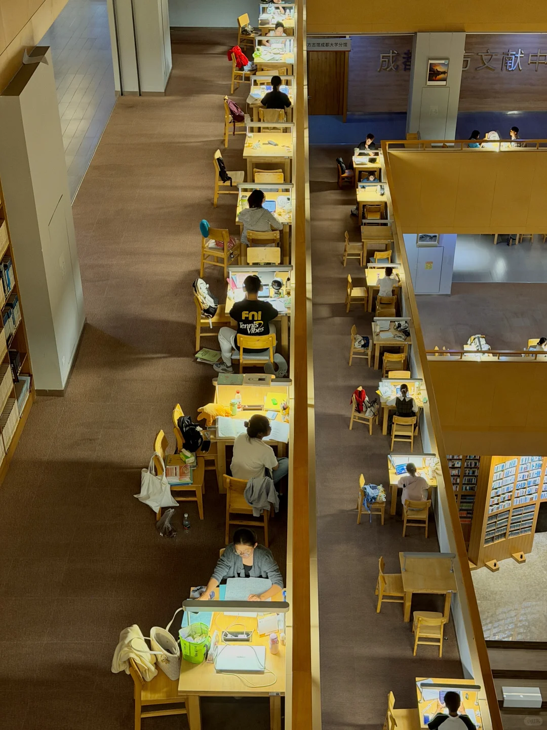 成都大学的图书馆。。。学习氛围真的好好啊?