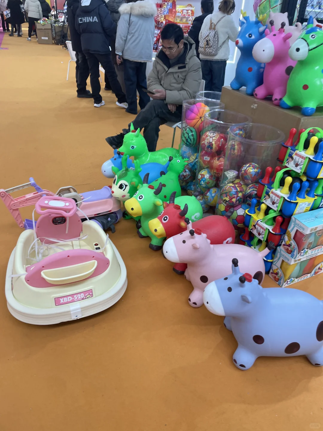 来逛玩具展会了 都没有空手的?