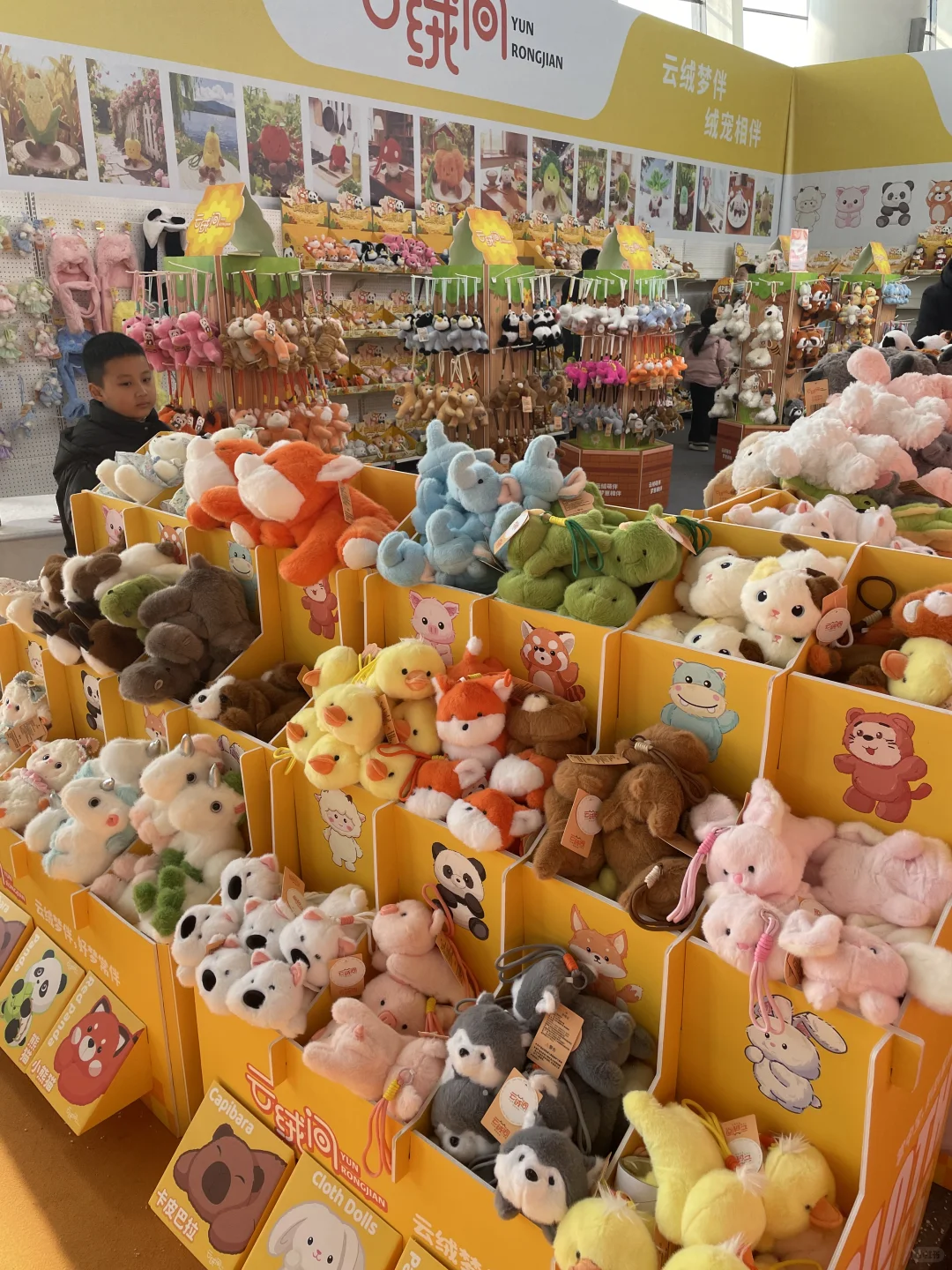 来逛玩具展会了 都没有空手的?