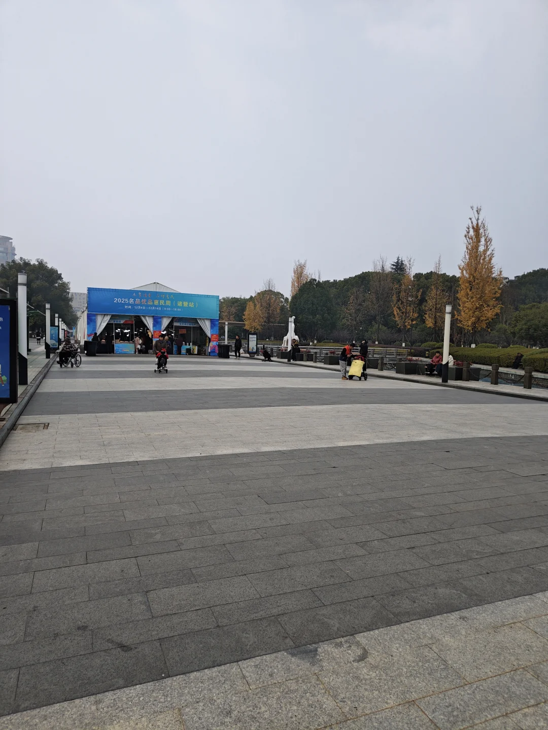 诸暨城市广场?️正热闹！赶大集一样