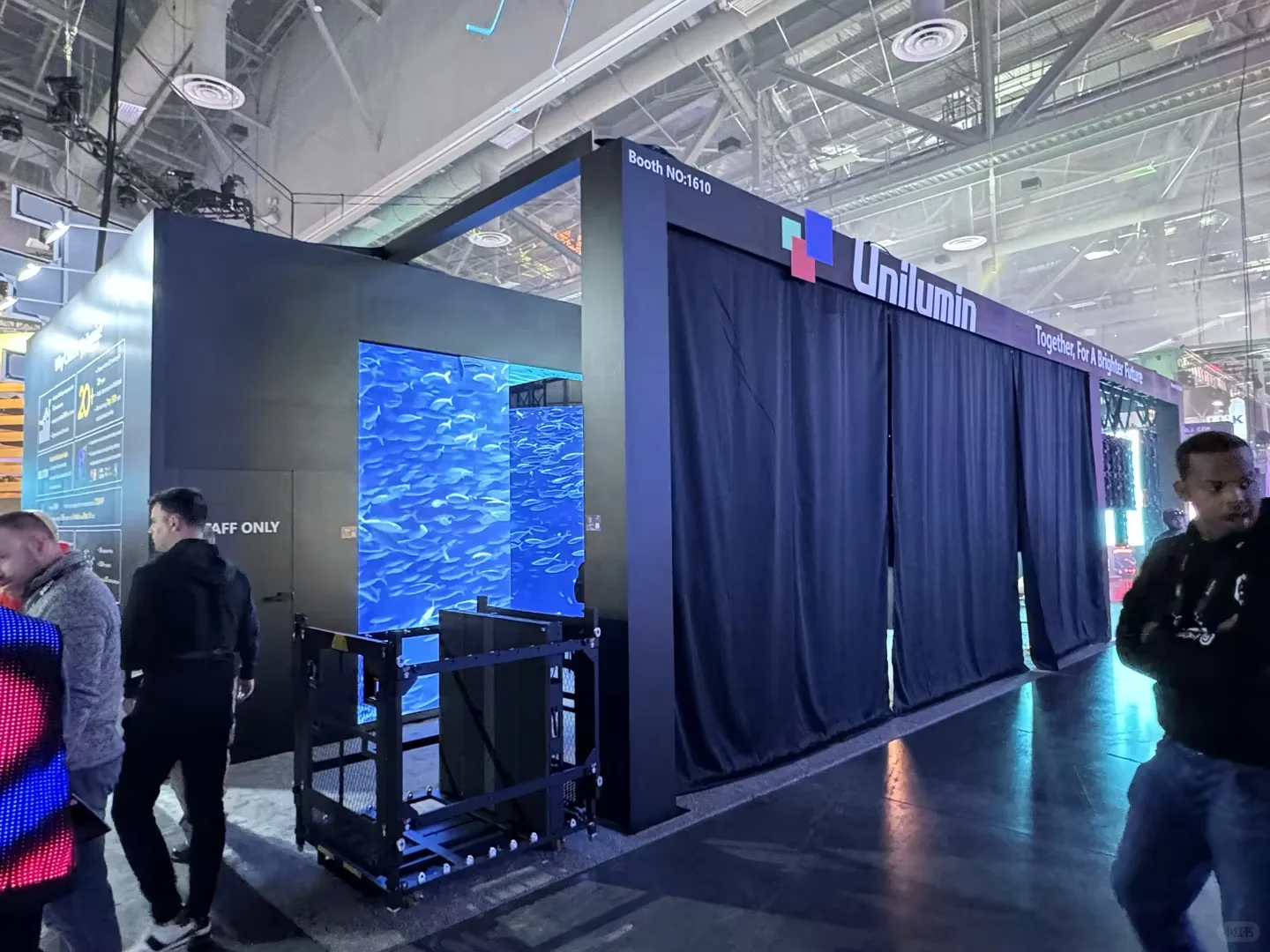 哇！这个展台也太炫了！?