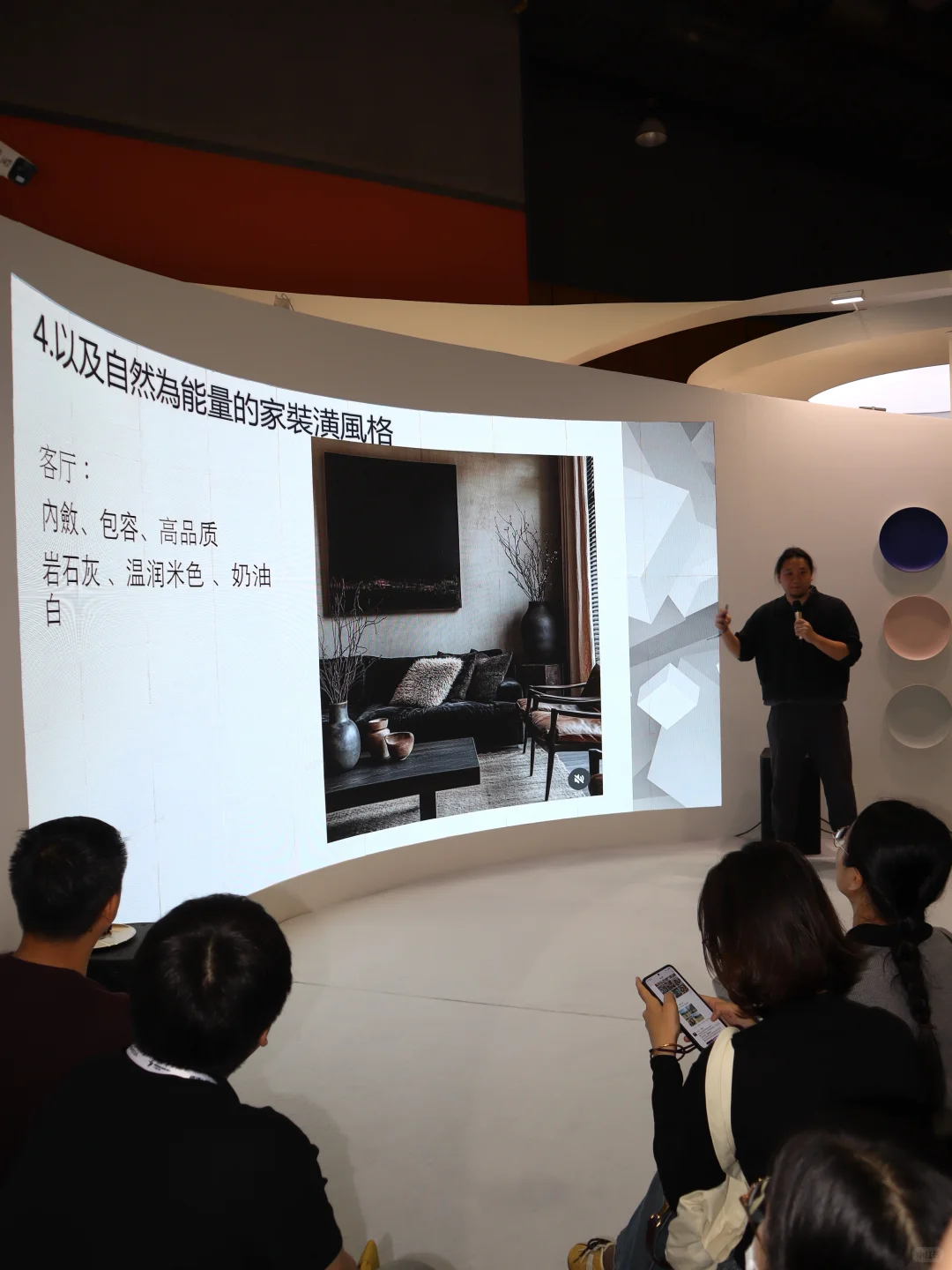 被色彩包围的一天?芬琳漆展位美到失语
