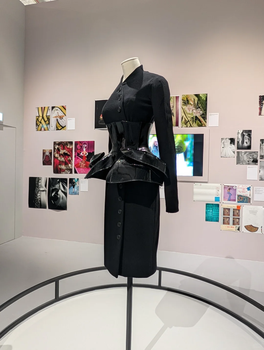 UBS x Dior高定展 | 在结构与流动之间