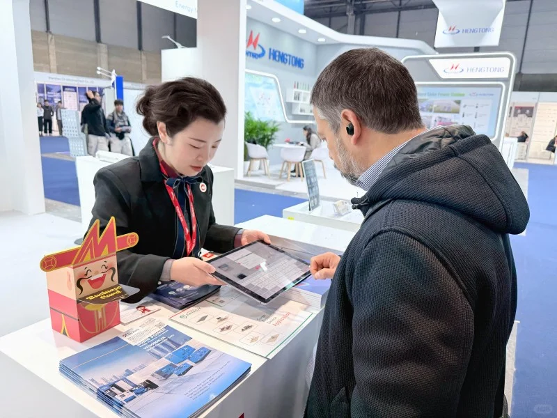 跟着展会上的氛围走走吧～