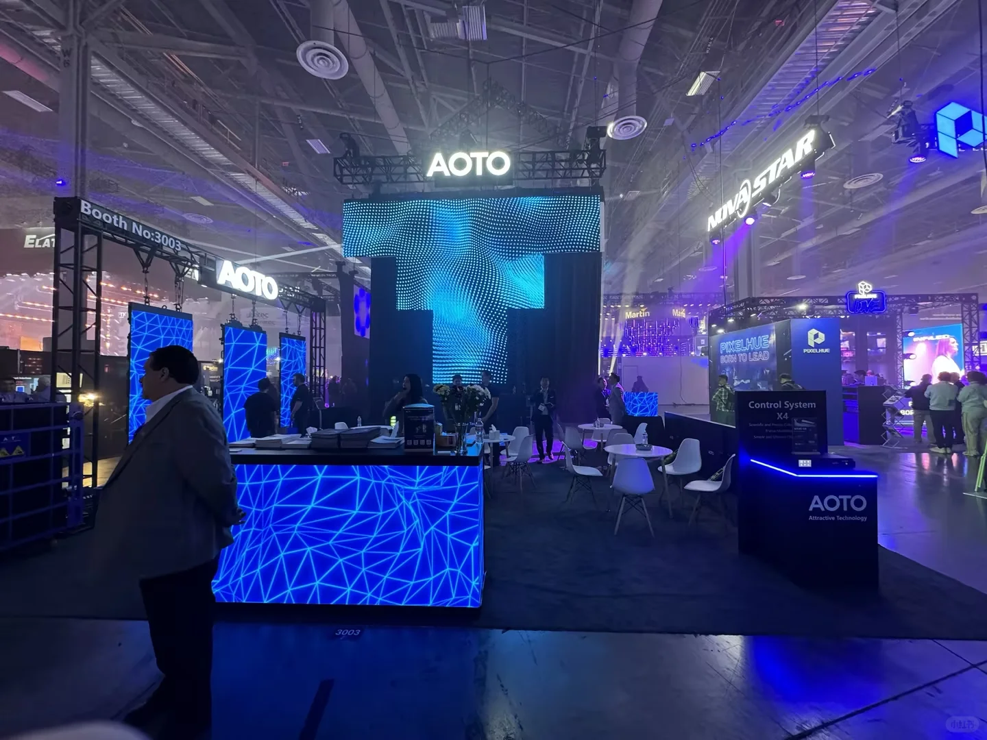 哇！这个展台也太炫了！?