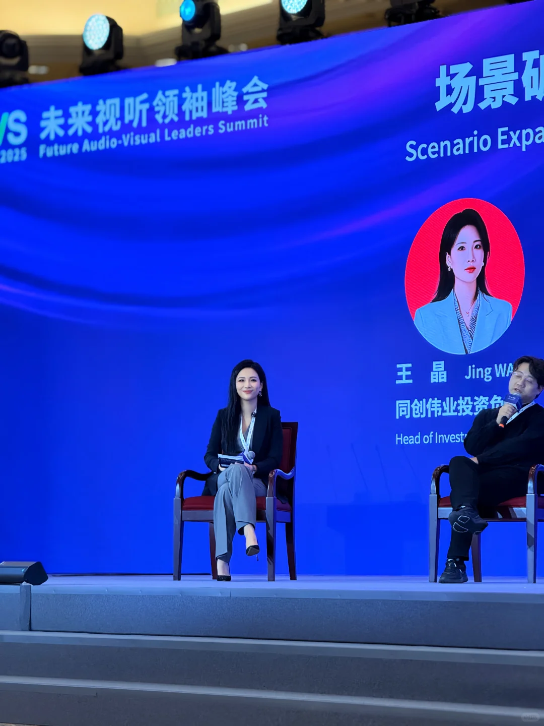 AI眼镜终于站在了全球电子的舞台中央