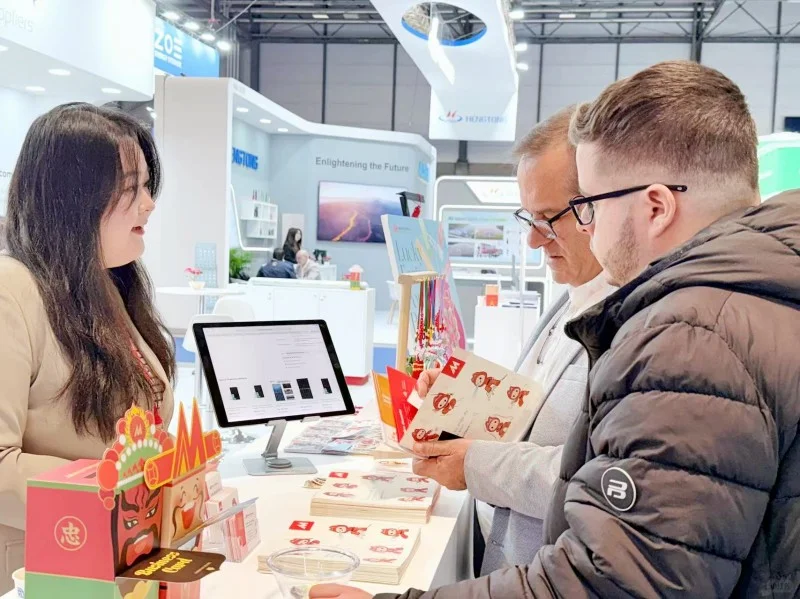 跟着展会上的氛围走走吧～